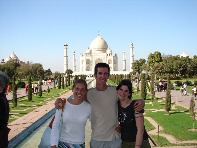 Julien et ses amies de voyage devant le Taj Mahal