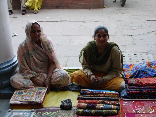 Vendeuses de tissus sur Connaught Place