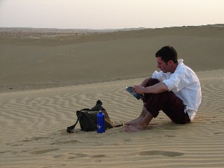 Lecture au milieu des dunes