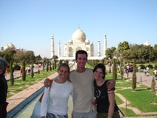 Julien et ses amies de voyage devant le Taj Mahal